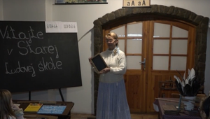 Školské praktiky, ktoré si pamätajú už naši starí rodičia. Žiaci si vyskúšali, ako sa učilo pred storočiami