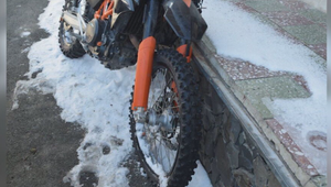 Nabúral, nafúkal a nemal vodičák. Motocyklistu od jazdy neodradilo ani počasie