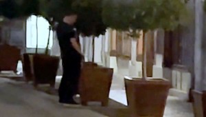 Poriadny trapas vo Varoch! Známy herec sotva stál na nohách, vymočil sa do kvetináča!