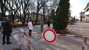 Na poštách začali vyplácať sociálne dávky. Na dodržiavanie opatrení dohliadalo množstvo policajtov