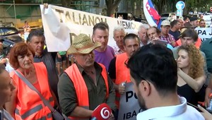 Farmári v Bratislave zápasili s políciou. Prezidentovi priniesli zemiaky, pozrieť išli aj Matečnú