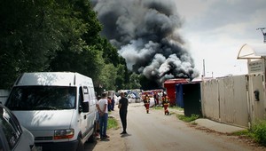 Pri rozsiahlom požiari sa priotrávil zamestnanec zberných surovín