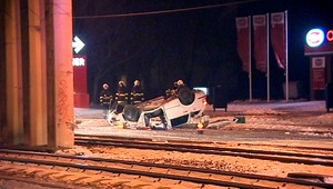 Mladík išiel príliš rýchlo, s autom skončil na streche