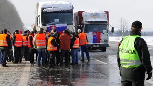 Autodopravcovia svoj štrajk nateraz ukončili. Premiér Pellegrini im dal sľuby