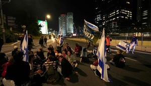 Státisíce ľudí demonštrujú proti vláde a jej súdnej reforme