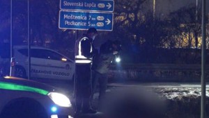 Ďalšia zbytočná smrť chodca: Muža po zrážke s autom odhodilo z cesty