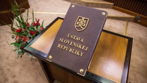 Poslanci položili pravú ruku na ústavu a zložili sľub