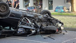 Dramatická nehoda: Auto narazilo do stĺpa a prevrátilo sa na strechu