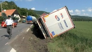 Kamión v priekope. Vodič nevedel vysvetliť, čo sa stalo ani čo vezie