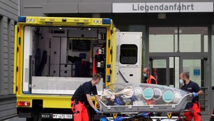 Lietadlo s opozičným politikom Navaľným pristálo v Nemecku