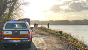 Na Dunaji sa pri nehode potopil remorkér. Zranení sú dvaja členovia posádky