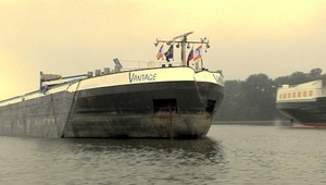 Zrážka lodí na Dunaji. Čelne do seba vrazili 200-metrové kolosy