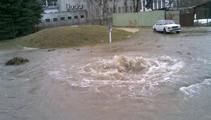 V Bratislave prasklo potrubie, bez vody ostali tisíce obyvateľov