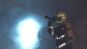 Príčina požiaru sa vyšetruje: Rodinný dom pohltili plamene, škody dosiahli 100-tisíc eur