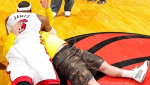 VIDEO: Za kôš od polovice ihriska 75000 $ a objatie LeBrona