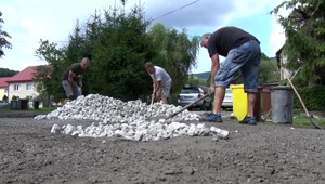 V jednej z handlovských ulíc ľudia prestali čakať na opravu cesty. Urobia si to sami