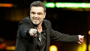 George Michael sa zotavuje, prišiel za ním aj milenec
