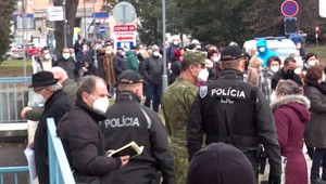 Pred očkovacím centrom v Nitre došlo k fyzickému útoku. Žena napadla dôchodcu