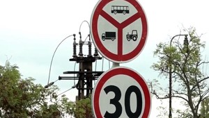 Most v Seredi je v havarijnom stave. Aj napriek hroziacej pokute vodiči porušujú zákaz prejazdu