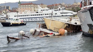 Viaceré dovolenkové destinácie sa stali obeťami počasia. V Splite narazil trajekt do lodí