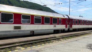 Surové incidenty vo vlakoch: Zúrivý chlap nožom zranil dvoch mužov