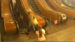 Chlapcovi sa zasekla ruka v eskalátore