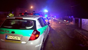 Opitá žena naložila svoje deti (12,15) a matku do auta. Skončilo v priekope