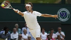 Federer cez Raonica do finále proti Djokovičovi