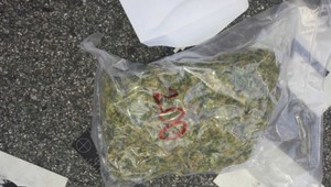 Tisíc jednorázových dávok. NAKA zadržala dvoch dílerov marihuany