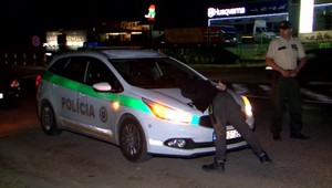 Počas nočnej razie v Ružomberku policajti zaistili v aute podozrivú bielu látku v striekačkách