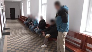 Dvaja mladiství chlapci čelia obvineniu, násilím mali zadržiavať chlapca