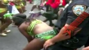 Hriešny tanec policajtov. V službe neodolali výstrihom krásavíc!