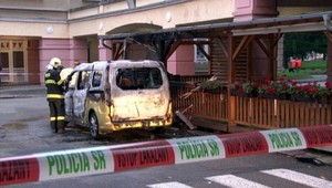 Požiar v Novej Dubnici. V centre mesta horelo auto