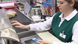 Ak by sa zatvorili v nedeľu obchody, predavači by ročne prišli o 1 800 eur