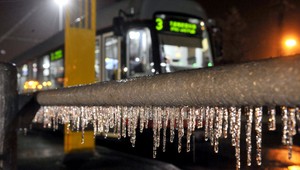 Železnice zrušili stovky spojov, tisíce domácností sú bez elektriny