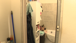 Policajt tajne nahrával susedu a jej syna počas sprchovania. Hrozí mu väzenie až na dva roky