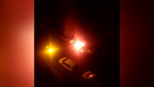 Vo Zvolene zhorelo nadránom auto. Majiteľ ponúka odmenu za pomoc pri nájdení podpaľača