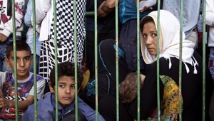 Francúzsko sprísňuje imigračný zákon. Za nelegálny prechod hranicami môžu migranti dostať rok za mrežami