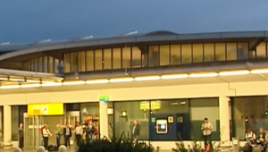 Letisko Schwechat náhle uzatvorili. Stovky ľudí sa tlačili v hale