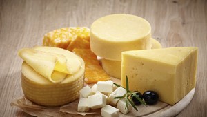 Tajomstvo ementálu je odhalené. Diery v syre vytvára slama