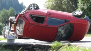 Mladíci vracajúci sa z chaty pri Bytči havarovali, vodič nafúkal