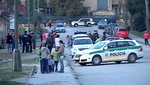 Bitka znepriatelených rodín. Policajti uzavreli ulicu