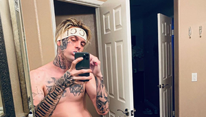 Spevák si na tvár VYTETOVAL meno priateľky! Už to aj ľutuje!