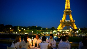 Útočník spod Eiffelovej veže sa vráti do psychiatrickej nemocnice