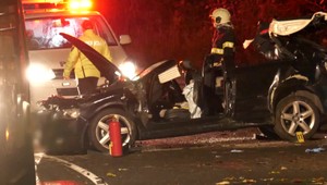 Tragickú nehodu neprežil 17-ročný chlapec. Neskúsený vodič zišiel mimo cesty a narazil do stromov