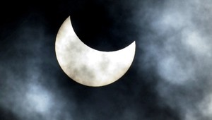 Ak neviete, čo s peniazmi, kúpte si mesačnú horninu