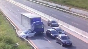 VIDEO: Nehoda na D1 zamestnala všetky záchranné zložky. Jej priebeh zaznamenala kamera