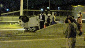 Auto narazilo do betónového plotu, šesť zranených