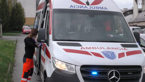 Do mladej ženy narazilo auto. Odhodilo ju až do stĺpu na parkovisku