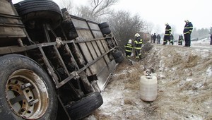 Autobus smerujúci do Prahy havaroval, privalil cestujúcu (†49)